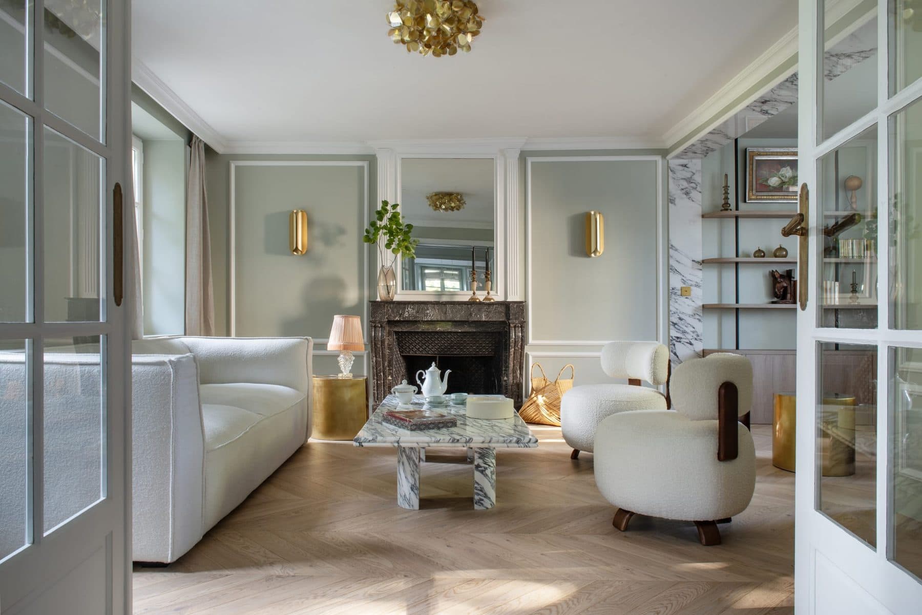 Salon avec cheminée en marbre et verrière